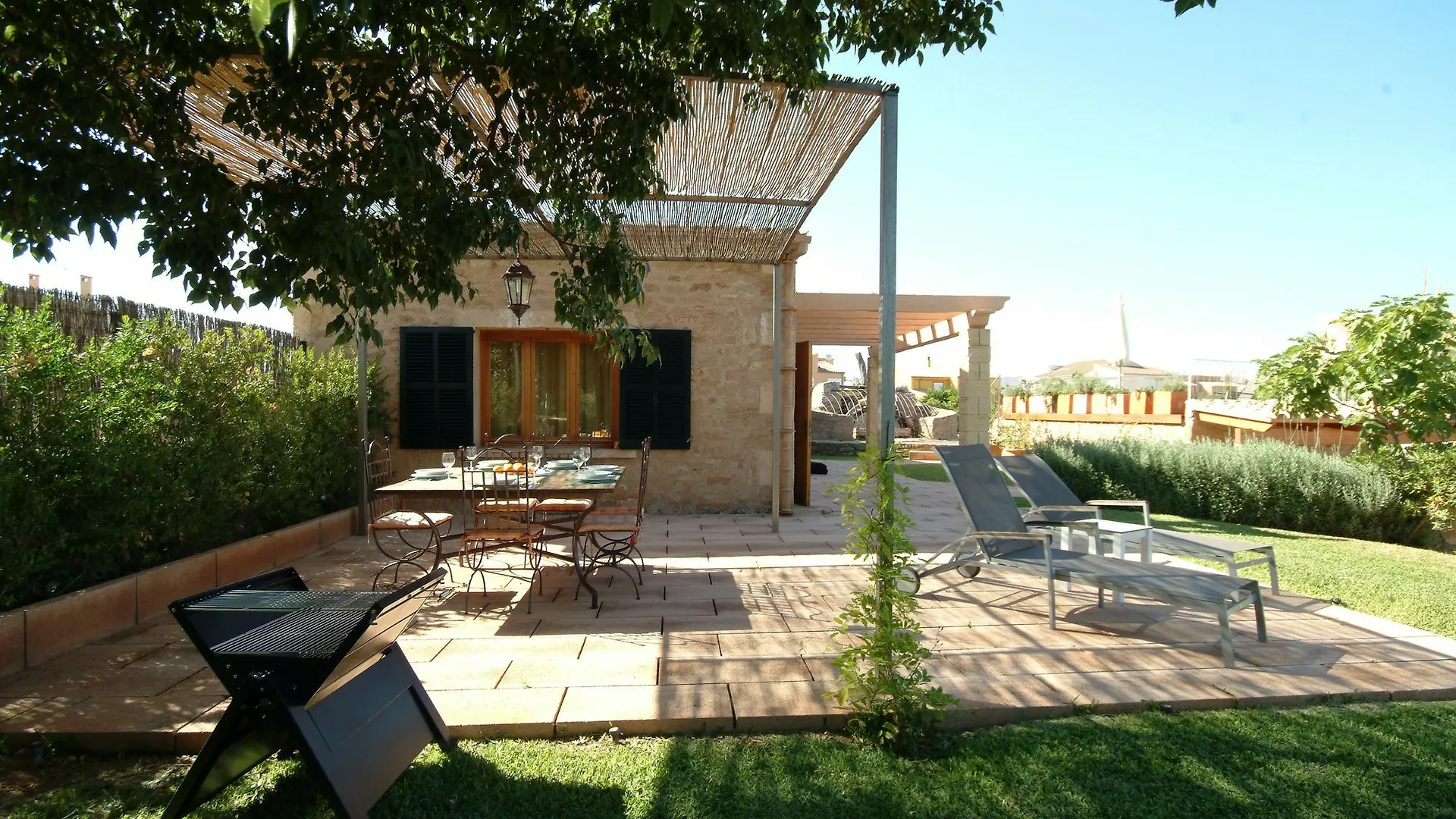 Villa Barcares Petit, piscina, jardines junto a playa en Alcudia España